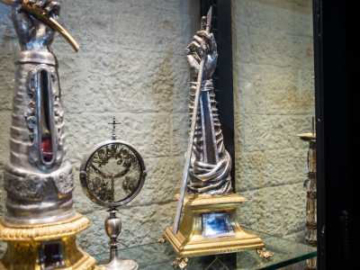 Forma simile ha il reliquiario dedicato a San Tommaso Apostolo (in foto sulla destra). In questo caso il braccio d�argento trecentesco impugna una lancia ed � posto su una base di ottone retta da quattro piedi. Conserva un osso del discepolo di Cristo: una delle prime reliquie giunte in Basilica, nel 1102